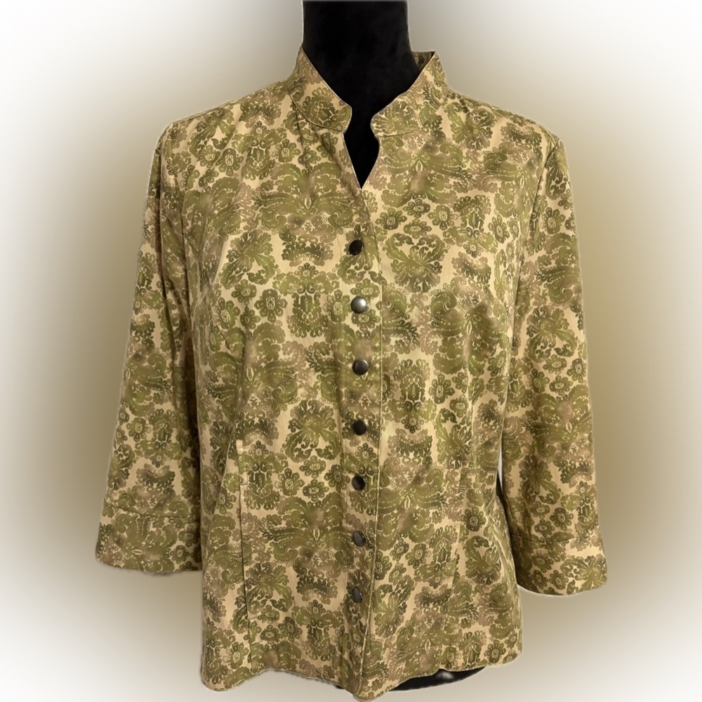 Light green & tan floral v-neck 3/4 sleeve blouse snap closure size medium